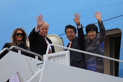 El presidente Donald Trump y su esposa, Melania, con el primer ministro japonés, Shinzo Abe, y su esposa, Akie Abe, a punto de entrar en al Air Force One.-CARLOS BARRIA / REUTERS