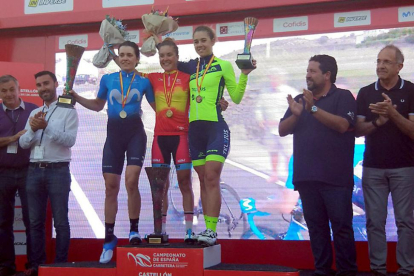 Sara Martín (derecha) en el podio del Campeonato de España de la categoría sub 23.-