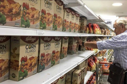 Lineal de un supermercado de Caracas con los icónicos cereales de maíz Corn Flakes de la marca Kelloggs  este martes 15 de mayo de 2018-MIGUEL GUTIERREZ (EFE)