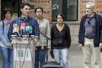 Varios de los concejales que fueron elegidos en la lista de Imagina, falta Blanca Guinea, juntos en una comparecencia en el parque Vara.-S. OTERO