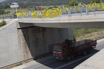 Lazos amarillos en una carretera catalana. /-ALBERT BERTRAN