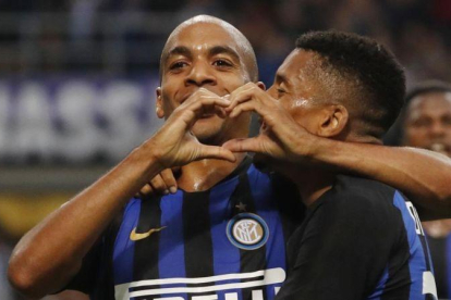Joao Mario, felicitado por Dalbert, celebra el gol marcado con el Inter al Genoa.-ANTONIO CALANNI