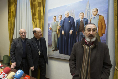 El arzobispo Fidel Herráez con el autor del cuadro, Cándido Pérez, que recuerda al sacerdote valentín Palencia.-RAÚL G. OCHOA