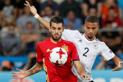 Dani Ceballos, presionado por Jeremy Toljan.-REUTERS / ANDRZEJ IWANCZUK