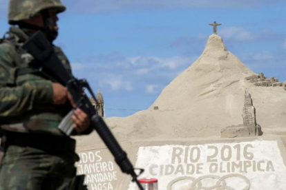 Un soldado patrulla por la playa de Copacabana, en Río.-REUTERS / RICARDO MORAES