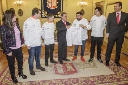 César Rico (centro) recibió una chaquetilla oficial de la Selección española de cocina, de manos de Antonio Arrabal-S. O.
