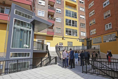 Esta pequeña plaza es más accesible con el ascensor y las nuevas barandillas. Además, se ha pavimentado.-RAÚL G. OCHOA