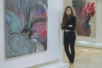 Mabel Esteban, junto a las pinturas de gran formato incluidas en ‘Racimos’, que ocupa la Sala Código UBU hasta el 4 de marzo.-Israel L. Murillo
