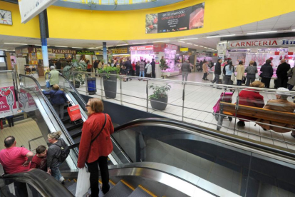 Imagen de la planta principal del Mercado Norte y de las escaleras mecánicas que llevan a la inferior.-ISRAEL L. MURILLO