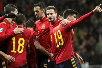 Los jugadores de España felicitan a Gerard Moreno, autor del tercer gol a Rumanía.-efe / / JUANJO MARTÍN