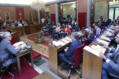 El pleno municipal de ayer en el Ayuntamiento de Burgos se caracterizó por la continua confrontación entre los grupos de izquierda y derecha.-RAÚL G. OCHOA