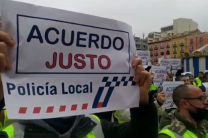 Concentración de policías locales de Burgos antes del pleno municipal. SANTI OTERO