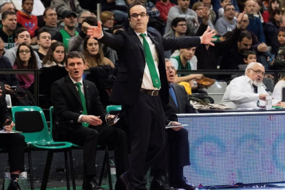 El técnico Diego Ocampo gesticula en su último partido ante el Estudiantes-EFE