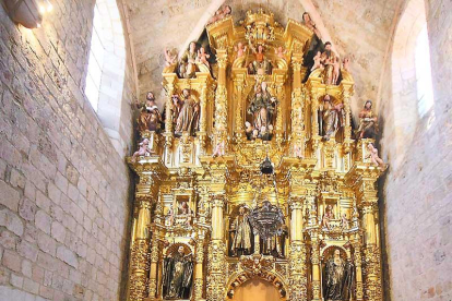 García Cirac (centro) comprobó de primera mano el estado del retablo.-G.G.