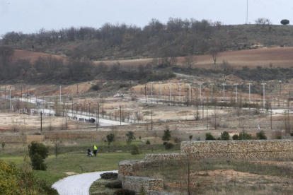 El campo de golf es la única parte del sector que está en marcha, aunque la urbanización se ve iniciada al fondo.-RAÚL G. OCHOA