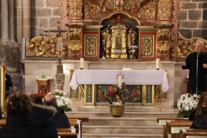 El nuevo arzobispo se dirige a una representación de los miembros de las parroquias y de la Cofradía de la Virgen de Altamira en la iglesia de Santa María. ARCHIBURGOS.