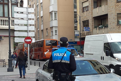 Un agente de la policía municipal en una de las calles de Aranda.-L. V.