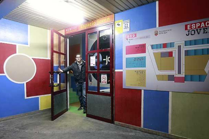 Las dependencias del Espacio Joven comparten las instalaciones del mercado del G-9 en la calle  Luis Alberdi de Gamonal.-RAÚL OCHOA