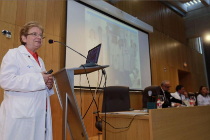 MarÍa José Coma, jefa de investigación del hospital de Burgos, durante la presentación de la memoria.-RAÚL G. OCHOA