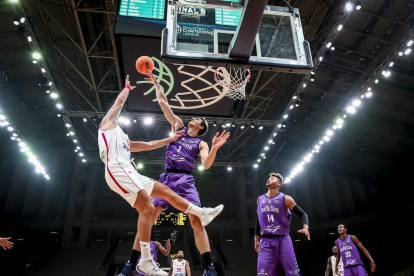 Kravic tapona a Pappas en el partido de los cuartos de final de Basketball Champions League disputado en Atenas. FIBA