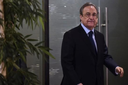 Florentino Pérez, en su comparecencia en el estadio Bernabéu.-AFP / PIERRE-PHILIPPE MARCOU