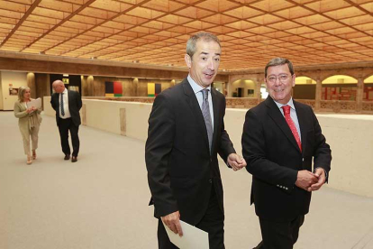 El director territorial de CaixaBank y el presidente de la Diputación antes de la firma.-RAÚL G. OCHOA