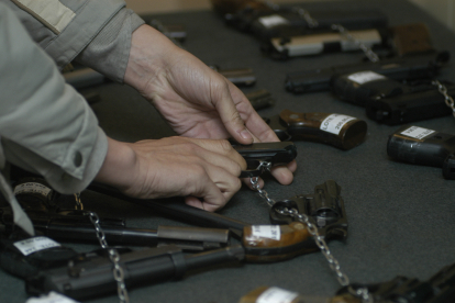Imagen de armas en una subasta organizada por la Guardia Civil. RAÚL G. OCHOA