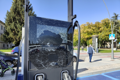 Cargador vandalizado en la plaza Santa Teresa. ECB
