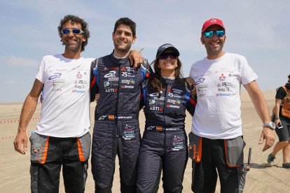 Gutiérrez celebra con su equipo el papel realizado en el Dakar-DEPARTAMENTO DE PRENSA DE CRISTINA GUTIÉRREZ