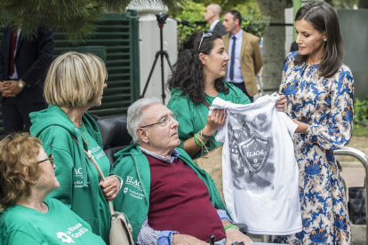 La Reina recibe de la mano de la comunidad de la ELA una camiseta conmemorativa.-ISRAEL L. MURILLO
