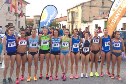 Imagen de las participantes de la prueba elite femenina con Celia Antón con el dorsal 581.-
