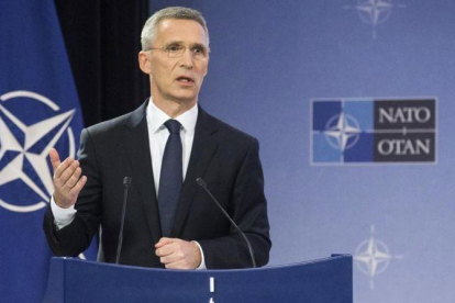 Stoltenberg presenta el informe anual de la OTAN del 2016, durante una rueda de prensa, en Bruselas, el 13 de marzo.-EFE / STEPHANIE LECOCQ
