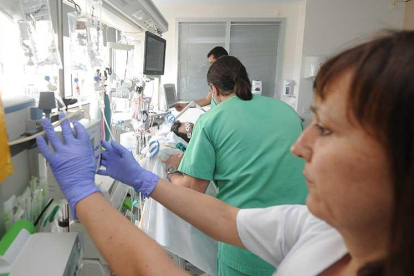 Dos enfermeras atendiendo a los pacientes en el Hospital de Burgos.-ISRAEL L. MURILLO