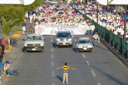 Un niño se para ante una manifestación contra los matrimonios homosexuales en Celaya, México, el pasado sábado.-MANUEL RODRÍGUEZ