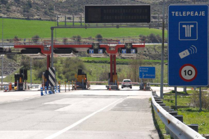 Puesto de peaje en La Bureba con dirección al País Vasco y Burgos.-G.G.