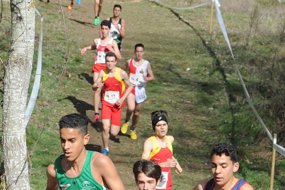 Oumaiz, Mahhoub y García dominaron la prueba juvenil masculina en un circuito abarrotado.-ISRAEL L. MURILLO