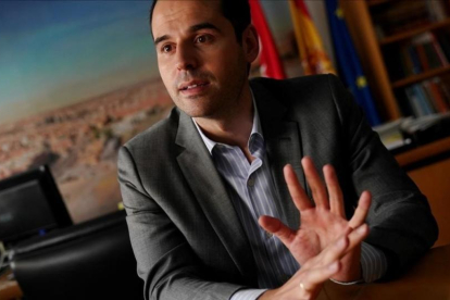 Ignacio Aguado, durante la entrevista en la Asamblea de Madrid, este jueves.-/ JOSÉ LUIS ROCA
