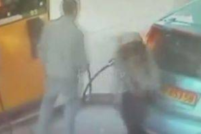 Vídeo de la cámara de seguridad de la gasolinera en que se ve como una mujer le incendia el coche al hombre que se negó a darle un cigarrillo.-YOUTUBE
