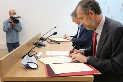El presidente de la Fundación de la UBU y FAE son los firmantes del acuerdo. UBU
