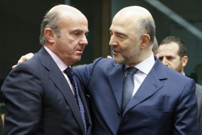 Luis de Guindos con el comisario europeo de Asuntos Económicos, Pierre Moscovici.-
