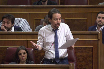 Iglesias hace un 'copy-paste' en el Congreso de las preguntas de Évole a Rajoy.-DAVID CASTRO / SERGIO LAINZ