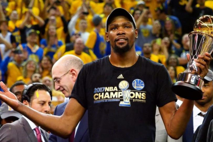 Kevin Durant, con el trofeo de MVP de la final de la NBA.-Kelley L Cox