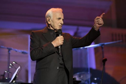 Aznavour, durante una actuación en Barcelona-JOSEP GARCIA