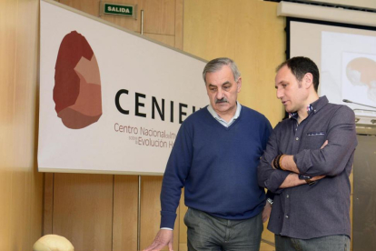 Bemúdez deCastro y Emiliano Bruner, junto a los fósiles del estudio.-ICAL