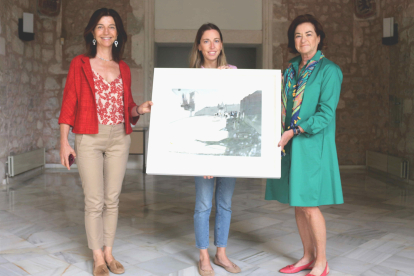 Inés Zurera recibió el diploma de manos de Pilar López Lorente, presidenta de Alumni UBU y Elena Vicente Domingo, secretaria del Consejo Social. UBU.