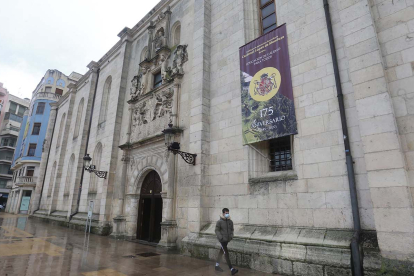La fachada del Instituto Cardenal López de Mendoza luce una pancarta conmemorativa de sus 175 años de trayectoria. RAÚL G. OCHOA