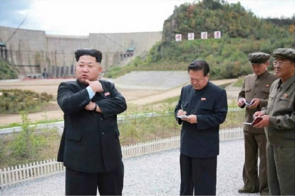 El líder norcoreano Kim Jong-un visitando una central hidroeléctrica en una fotografía publicada el 14 de setiembre por Rodong Sinmun, el rotativo oficial Partido Comunista de Corea del Norte.-RODONG SINMUN