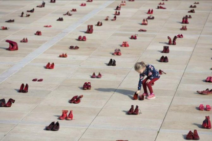 Zapatos rojos colocados cuidadosamente en la plaza Habima de Tel Aviv en una protesta contra la violencia contra las mujeres.-ODED BALILTY (AP)