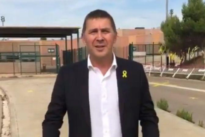 Otegui a la entrada de la cárcel de Lledoners.-EL PERIÓDICO