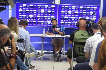 Valentino Rossi da explicaciones tras la breve intervención del japonés Kouji Tsuya.